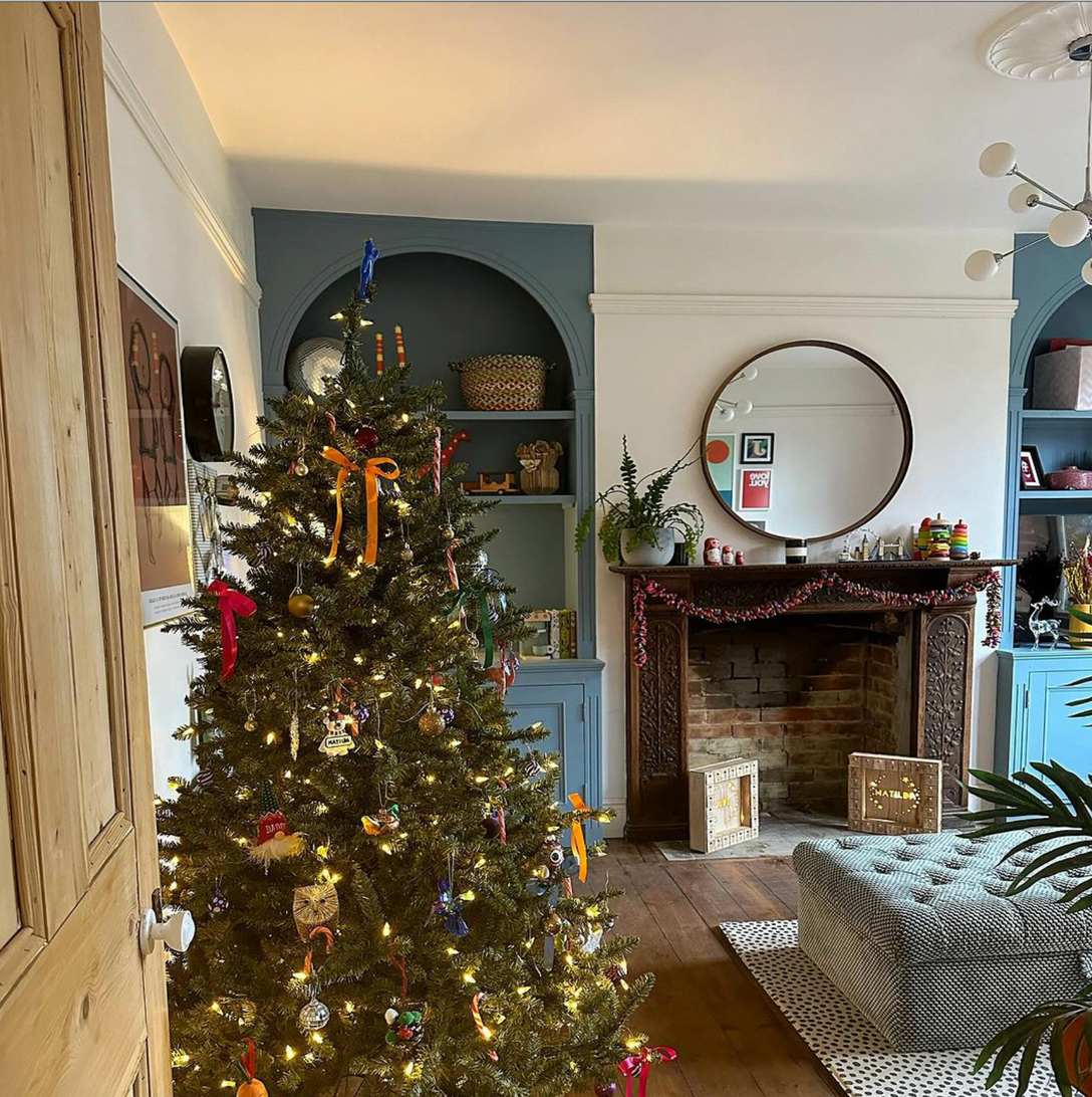 photo displaying Floral Plaster Ceiling rose in a festive decorated living room.
