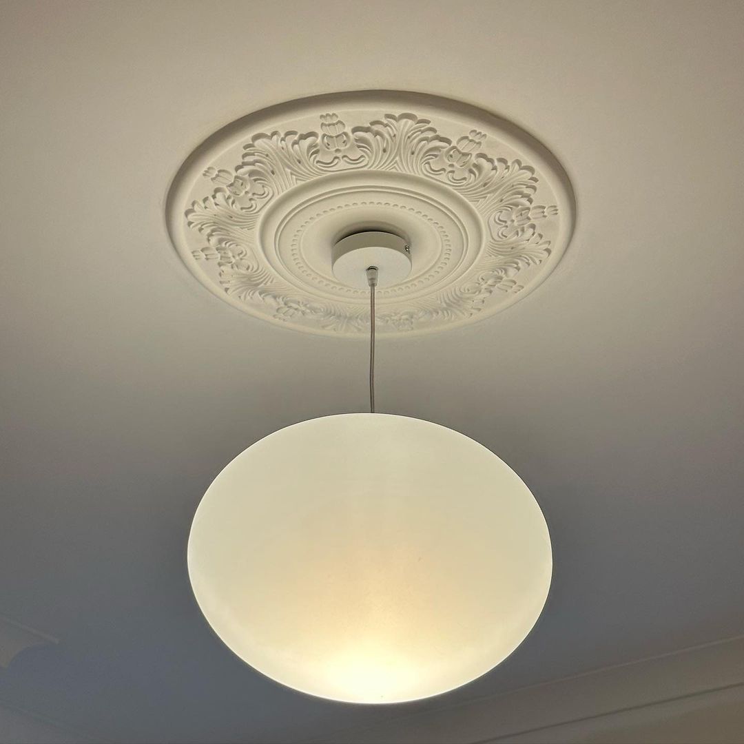 victorian floral plaster ceiling rose shown with simpler lamp shade - 500mm 
