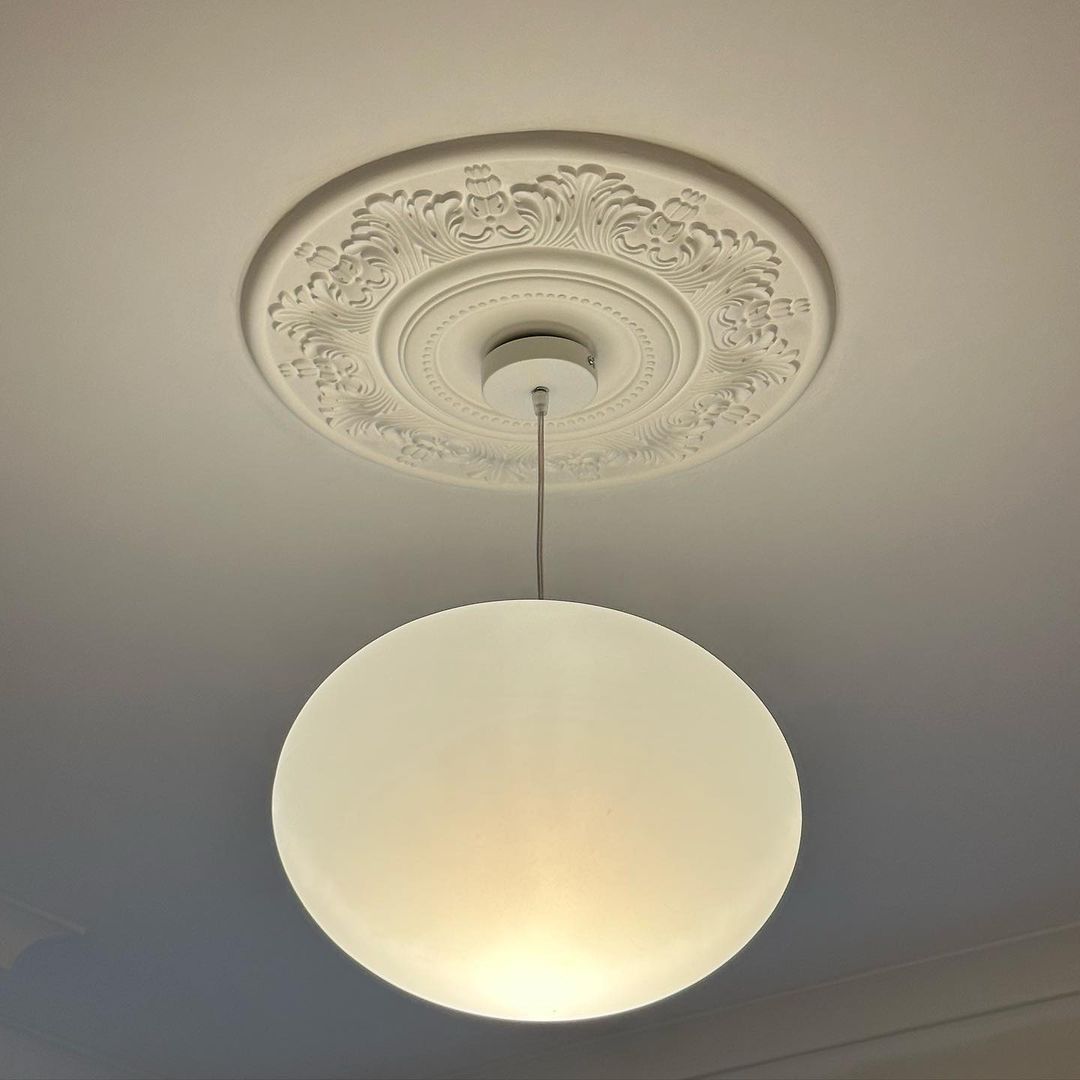 victorian floral plaster ceiling rose shown with simpler lamp shade - 500mm