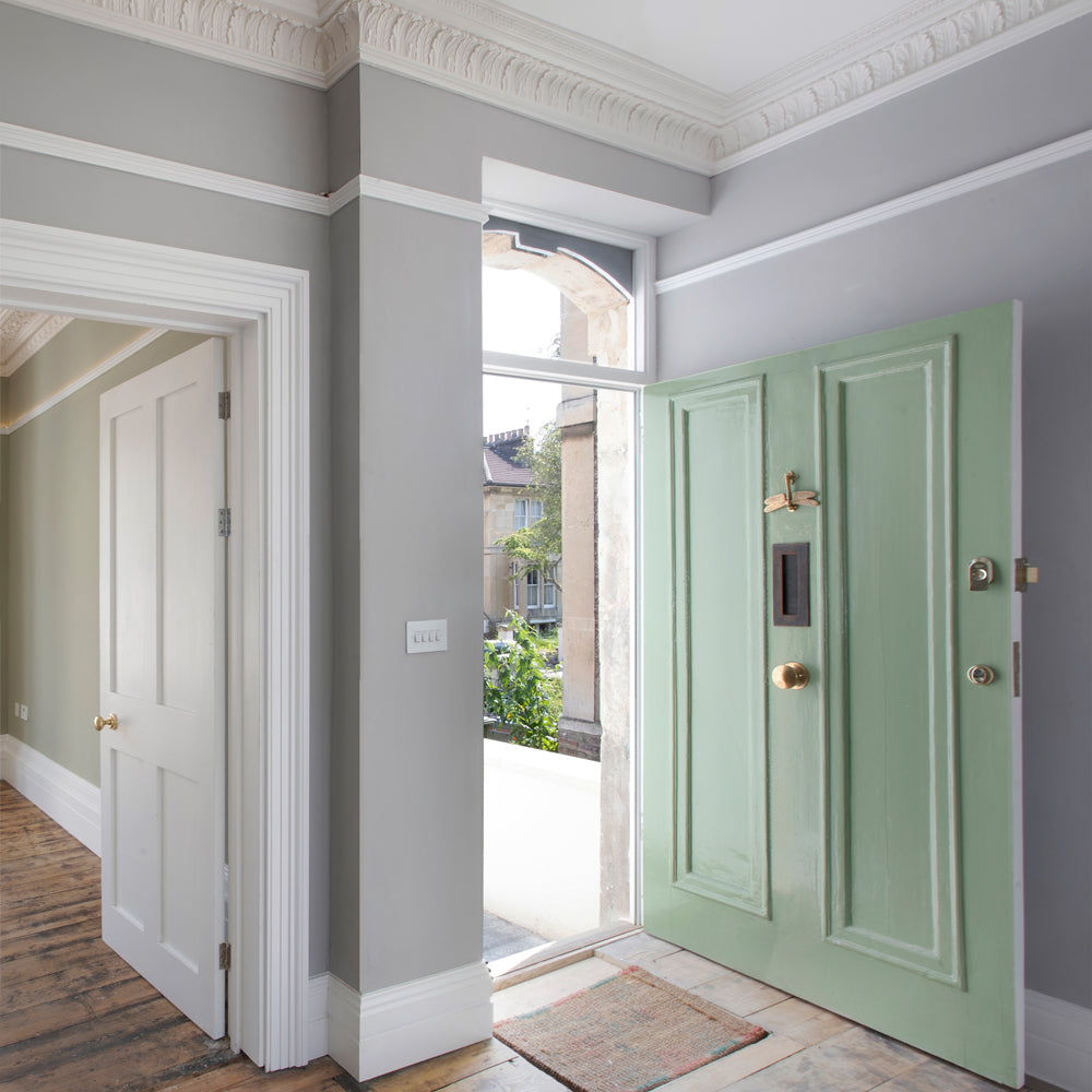 photo example of victorian acanthus plaster coving in hall way