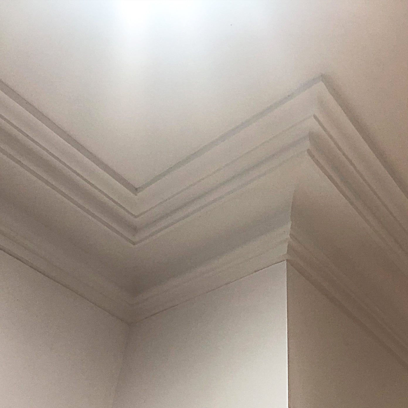 simple section of Swan Neck Plaster Coving in a white room 125mm L