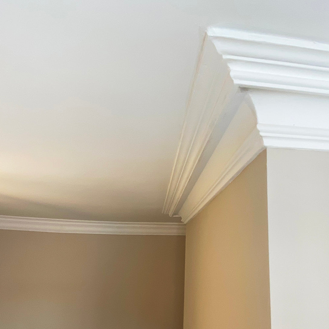 example of Swan Neck Plaster Coving fitted in cream room 125mm