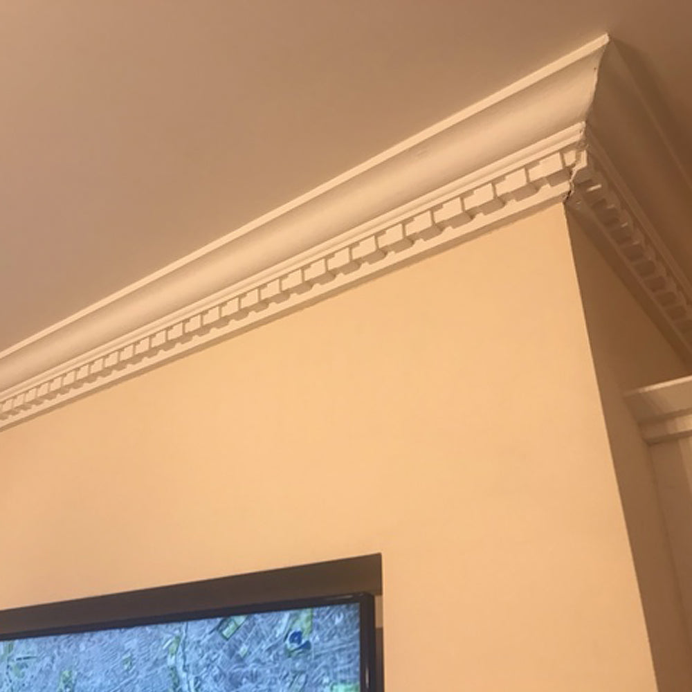 Dentil cornice corner example in large room