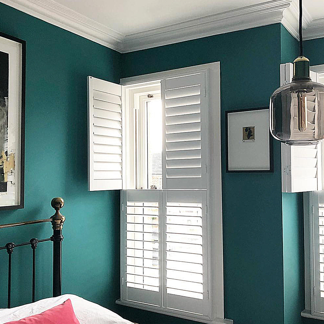 swan neck plaster cornice fitted in green bedroom with shutters - 100mm