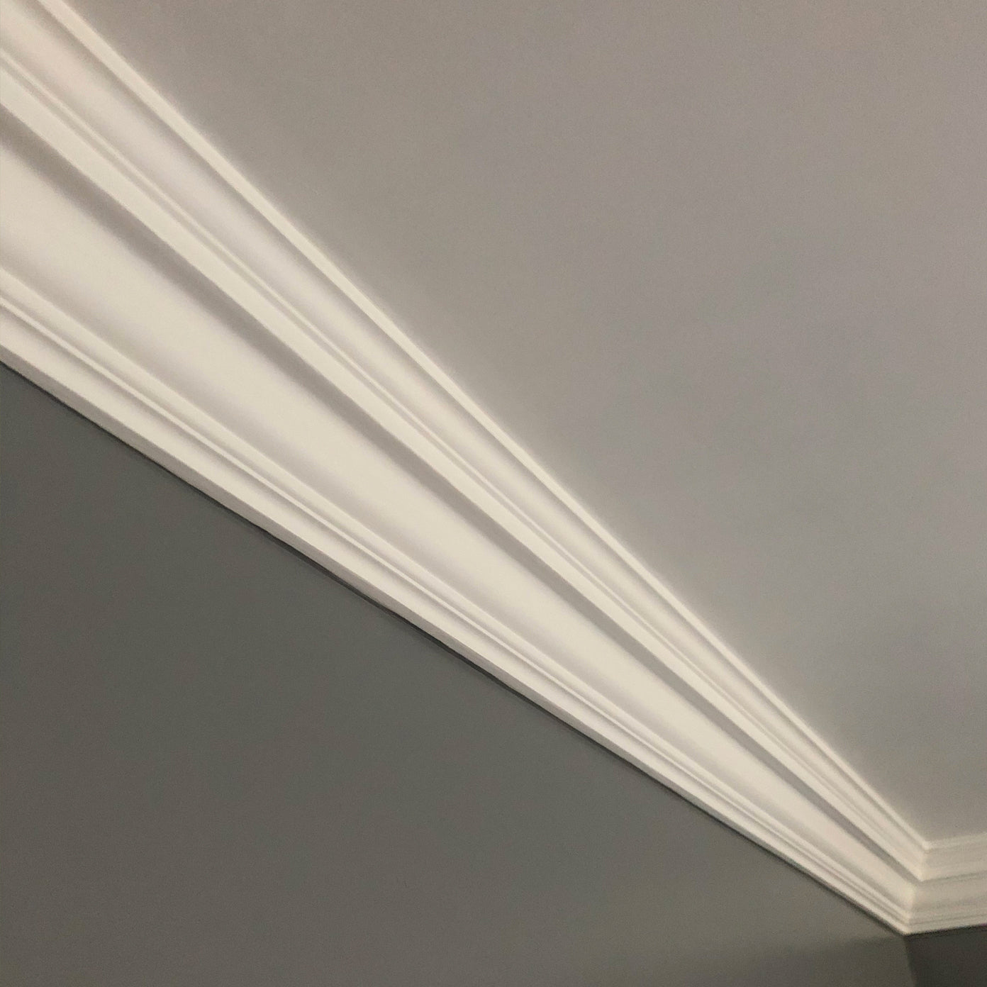 Regency Medium cornice against grey wall