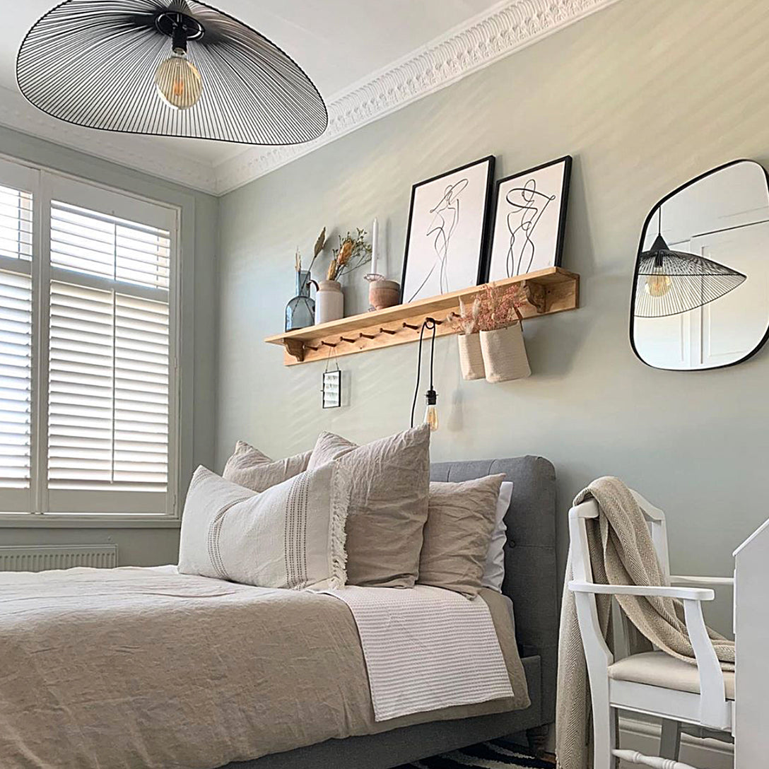 Acanthus and Plain Leaf 122MM Plaster Coving shown above bed