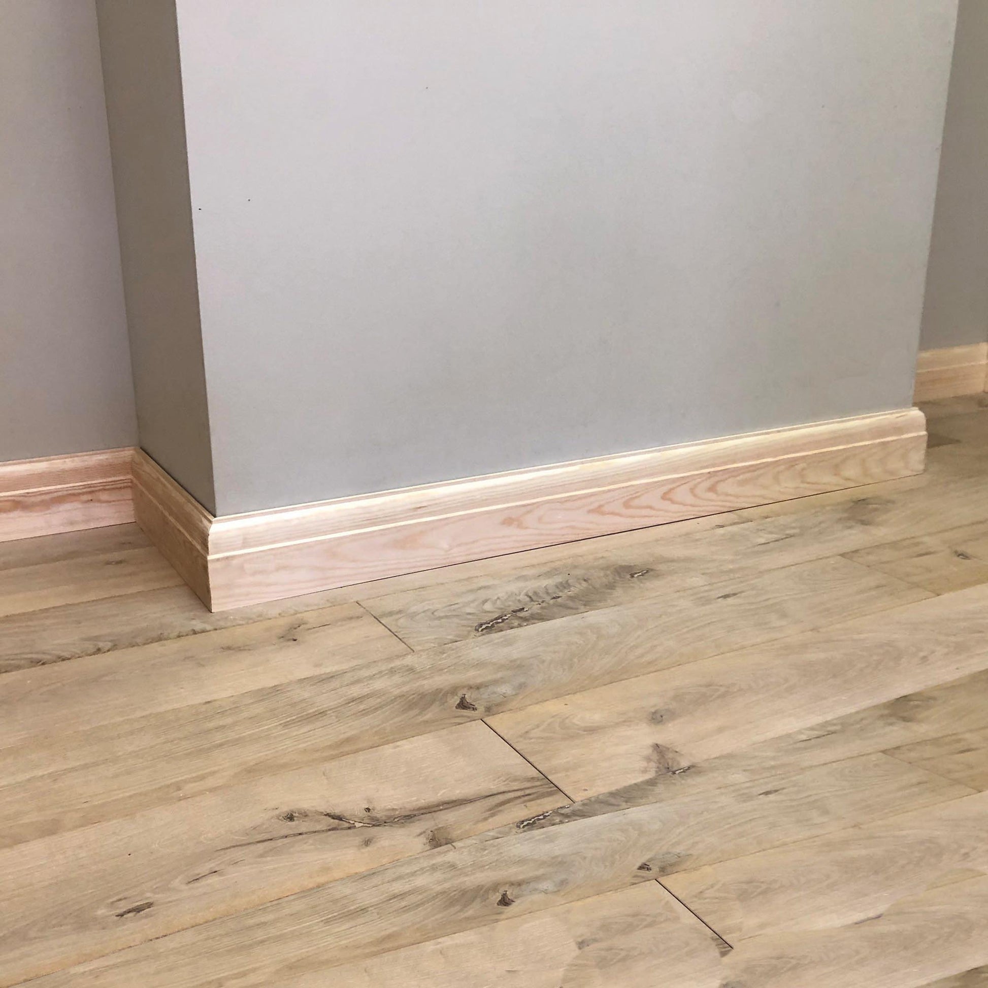 photo of lambs tongue skirting board fitted around chimney breast