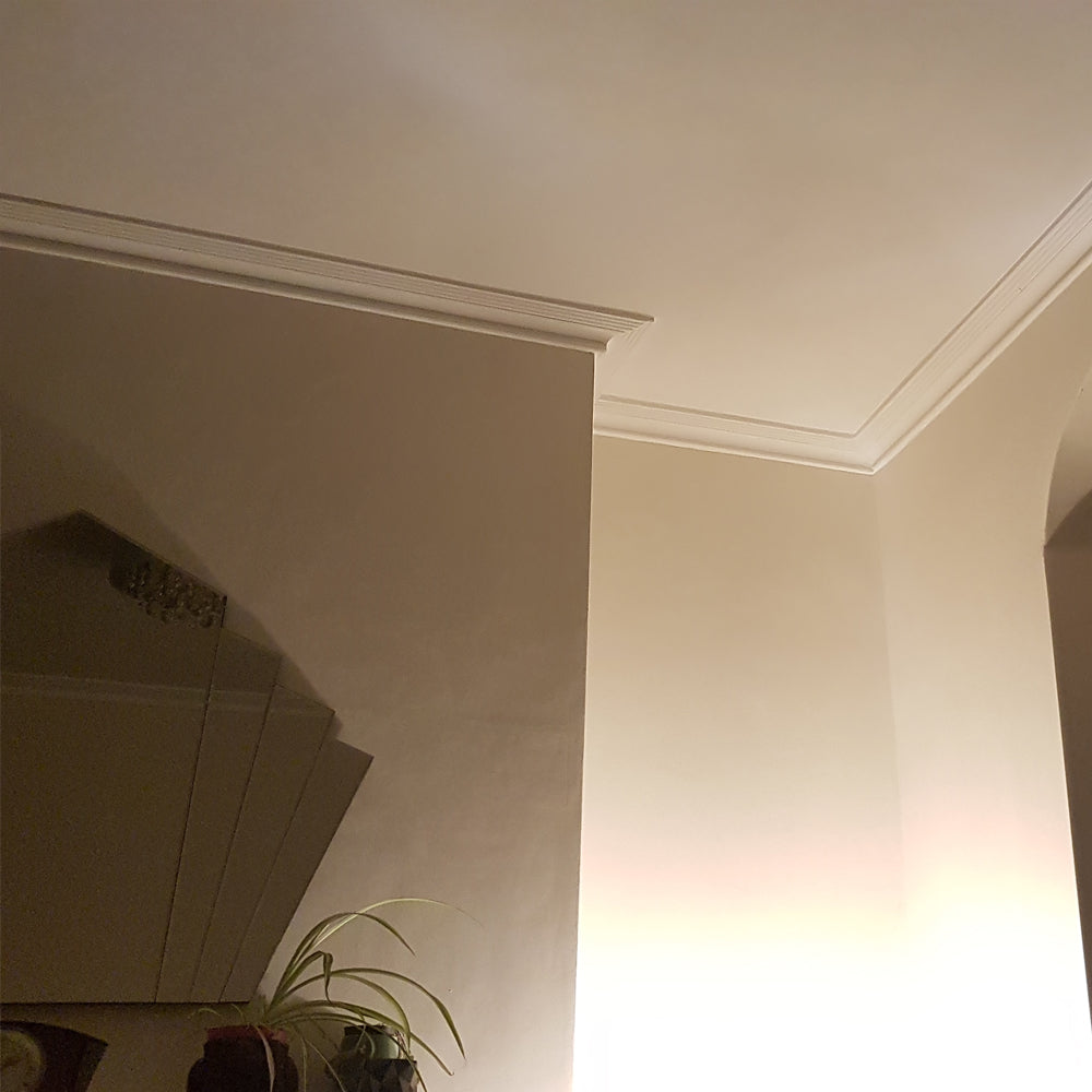 Small Art Deco cornice in cosy room