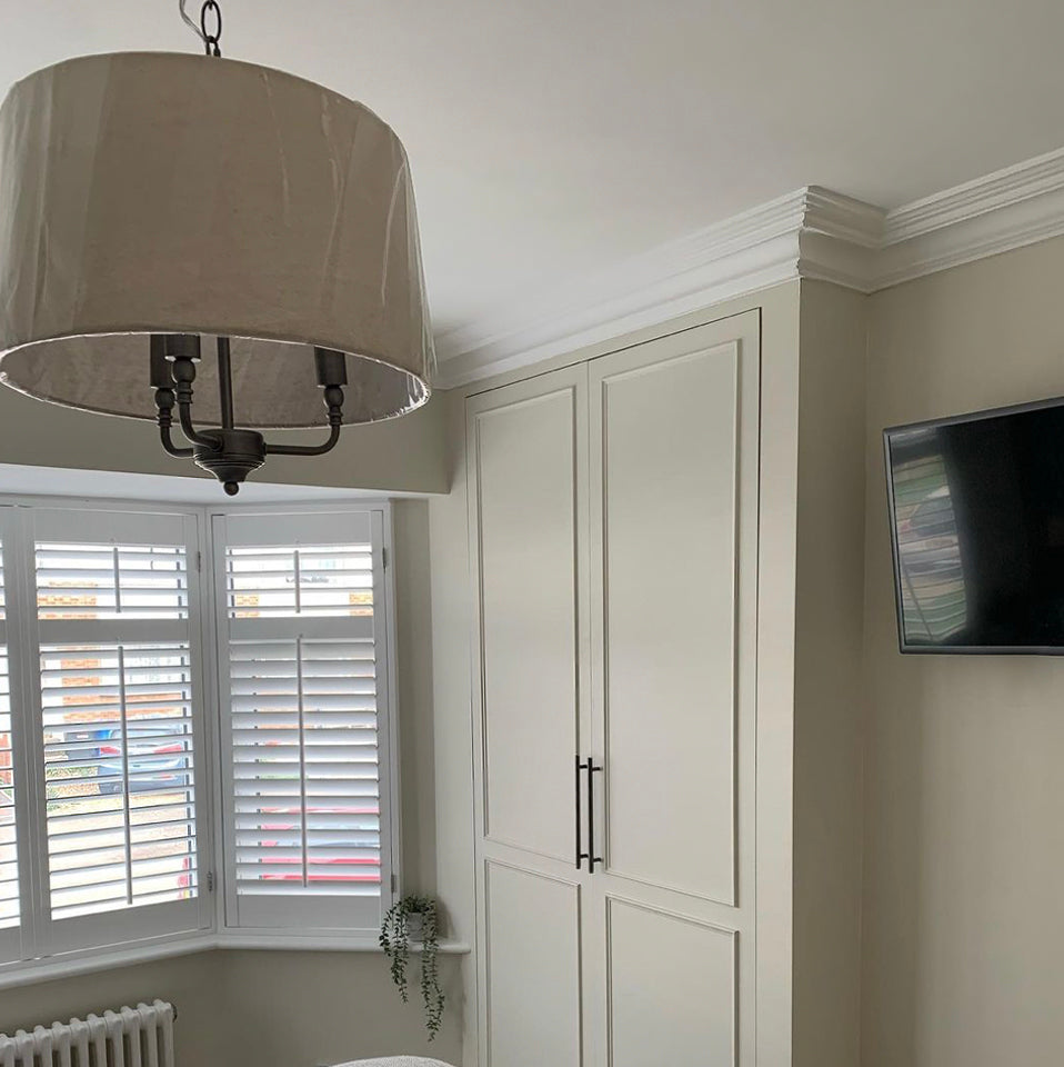 victorian style swan neck plaster coving shown in cream bedroom - 100mm