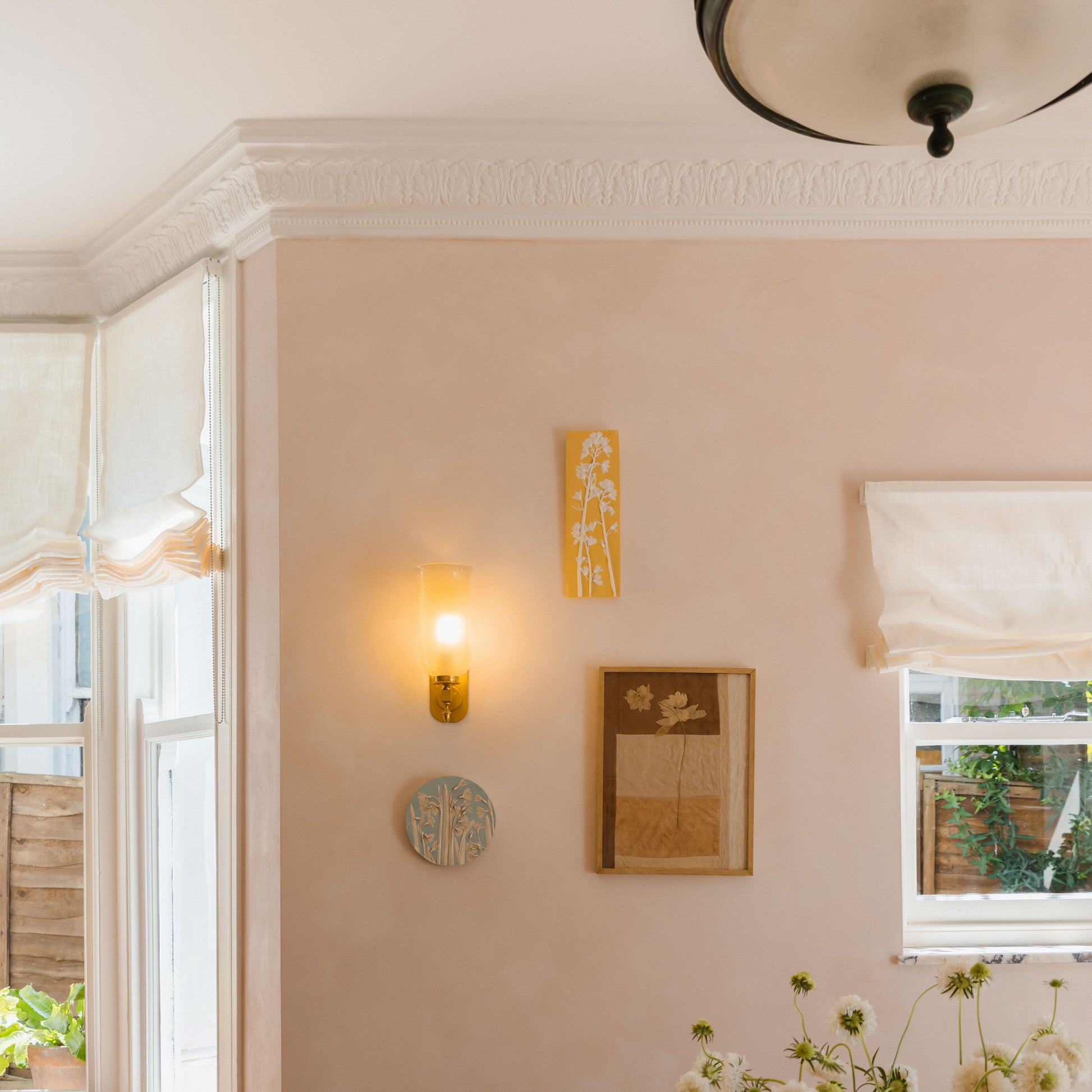 Example of Acanthus Leaf Plaster Coving in Family Kitchen
