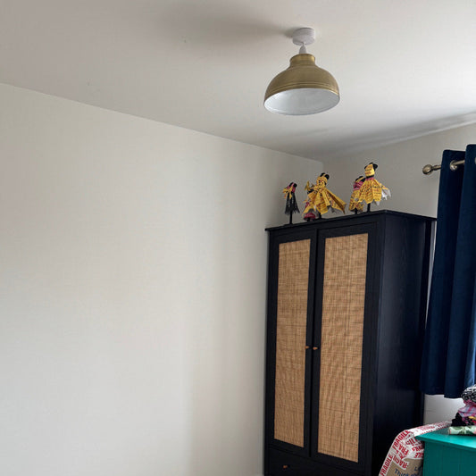 room without ceiling rose