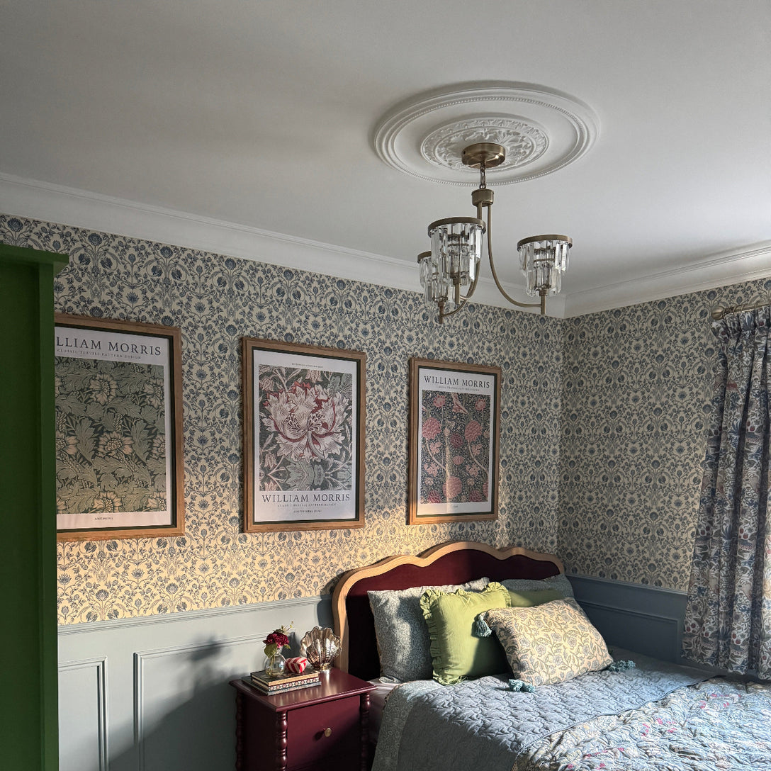 Acanthus Leaf Style Plaster Ceiling Rose in Main Bedroom