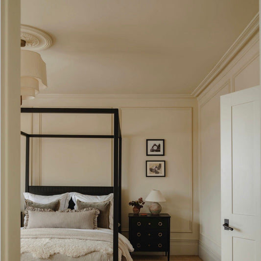 bedroom with acanthus plaster ceiling rose installed