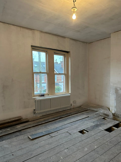 room without plaster coving or ceiling rose