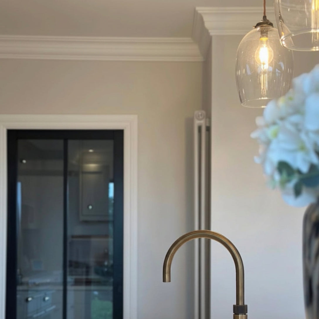 Example of ogee plaster coving installed in Modern Kitchen