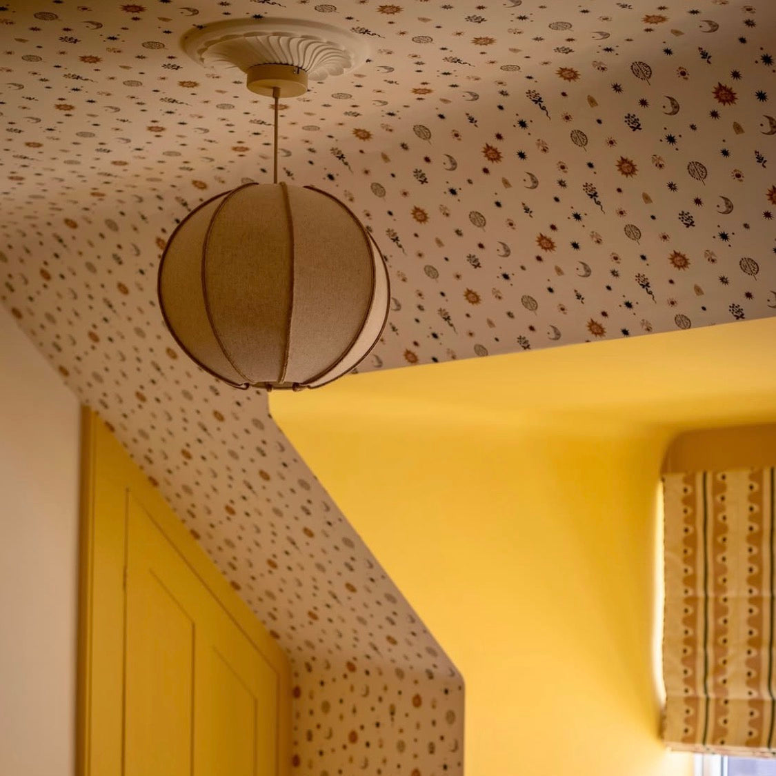 Example of small plaster ceiling rose in bright interior