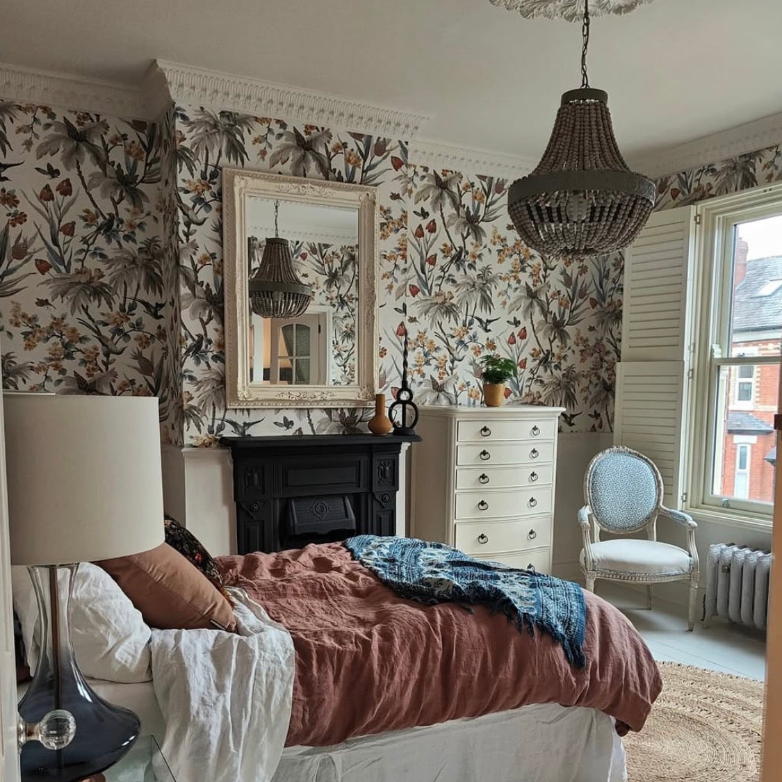 Example of Acanthus leaf cornice installed in master bedroom