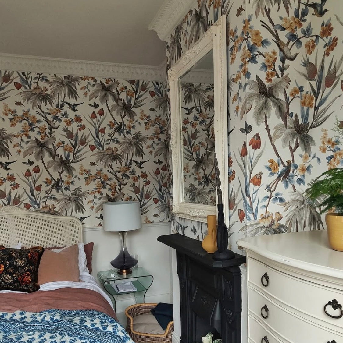Example of Acanthus leaf cornice installed in master bedroom