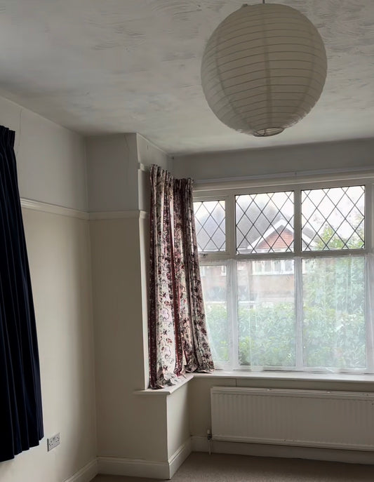 Bedroom without plaster coving or ceiling rose