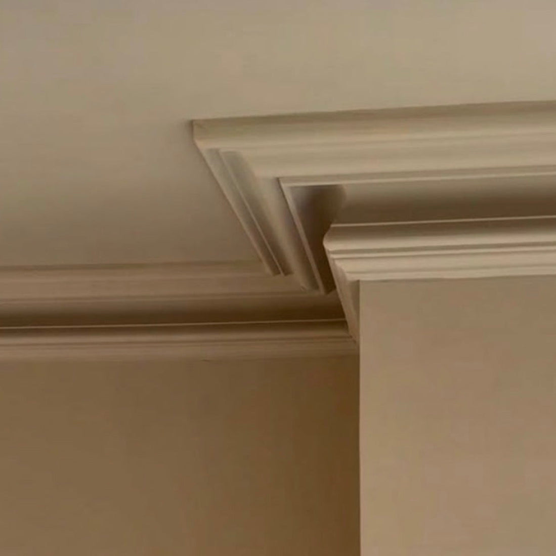 Example of installed swan neck plaster coving