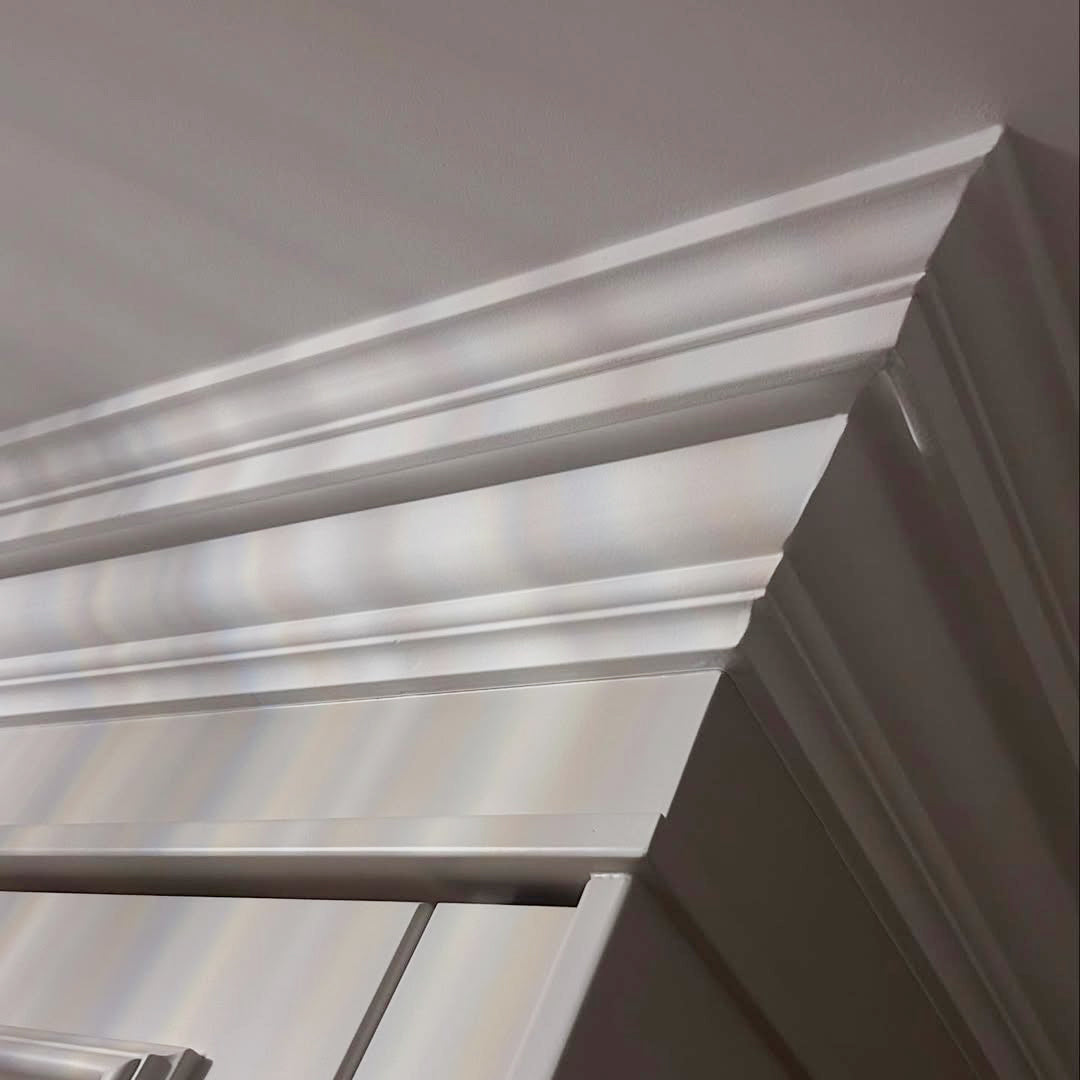 Plaster coving with line detailing. 