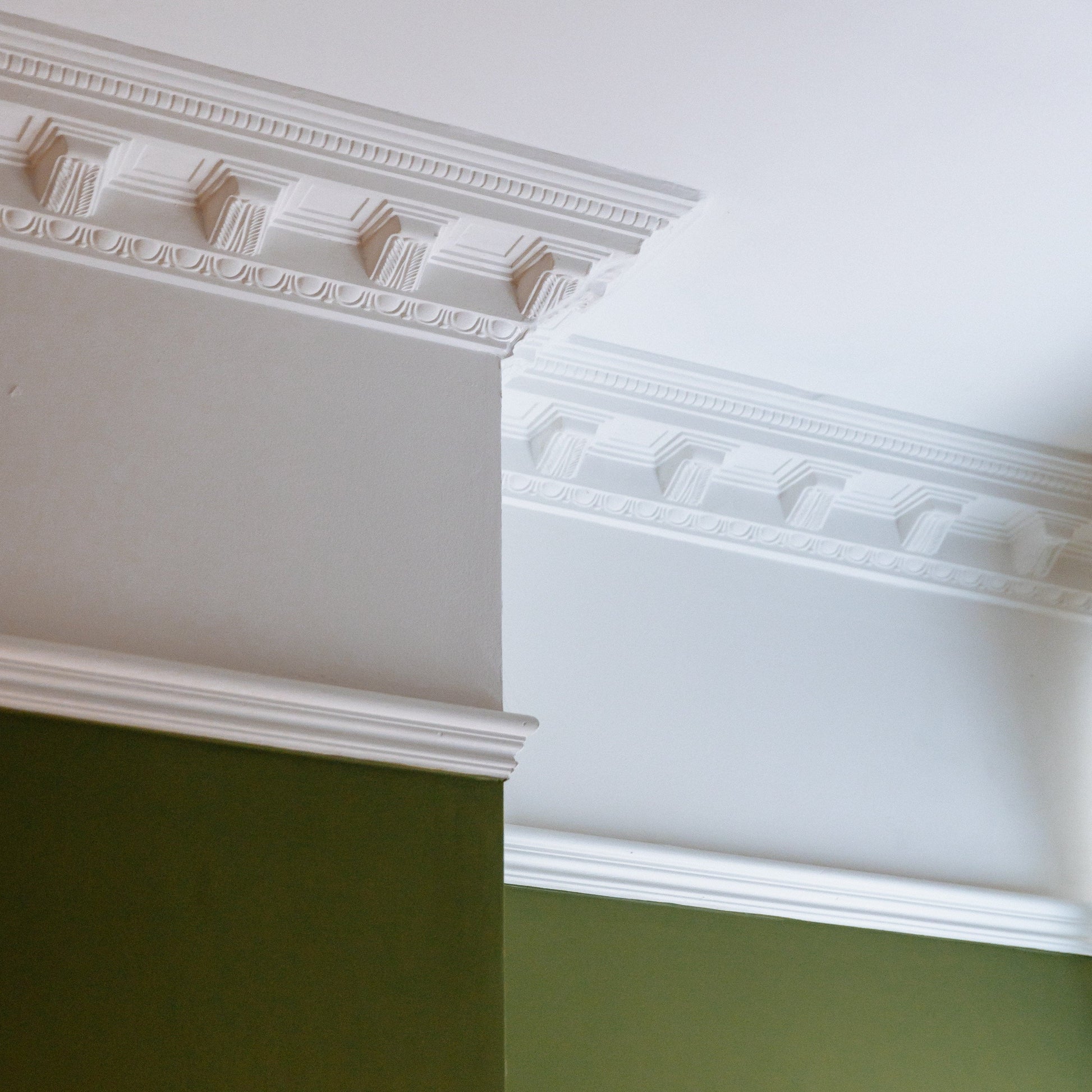 medallion victorian grand coving in bedroom