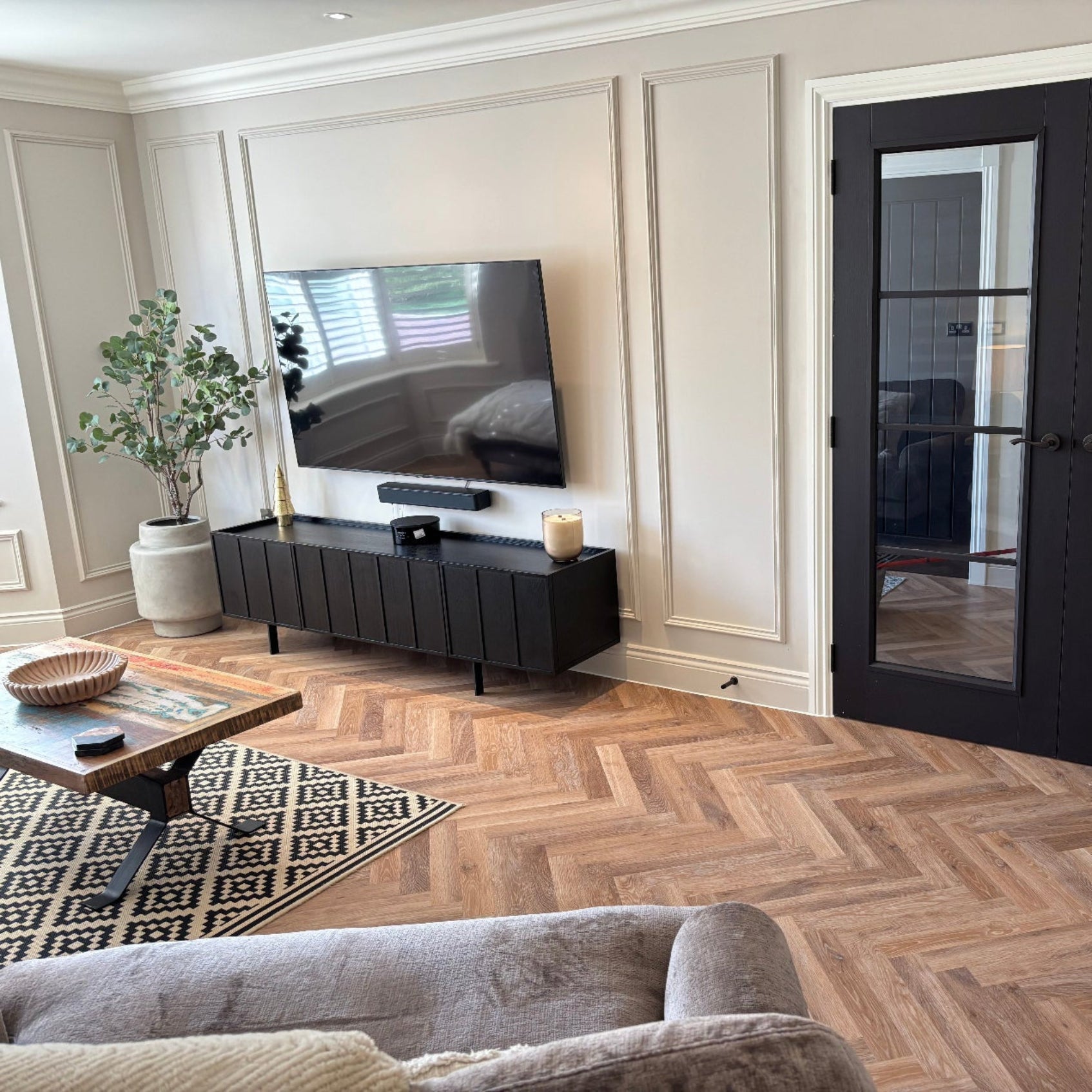 Ogee plaster coving in spacious interior