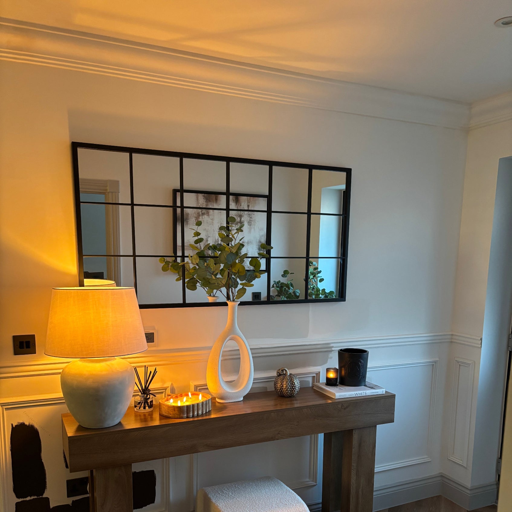 Ogee plaster coving in cozy hallway