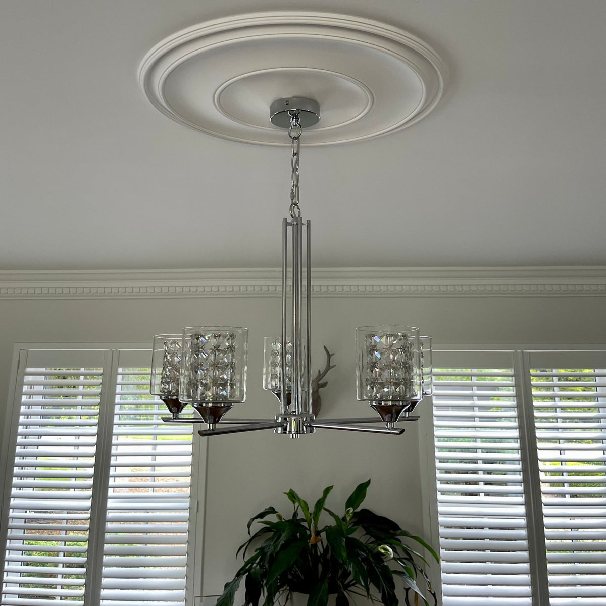 Plain Spun Plaster Ceiling Rose with Sleek Chandelier 