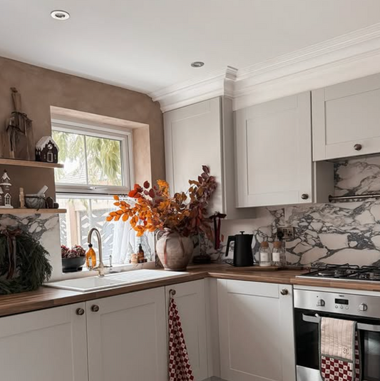 Swan neck plaster coving fitted in kitchen