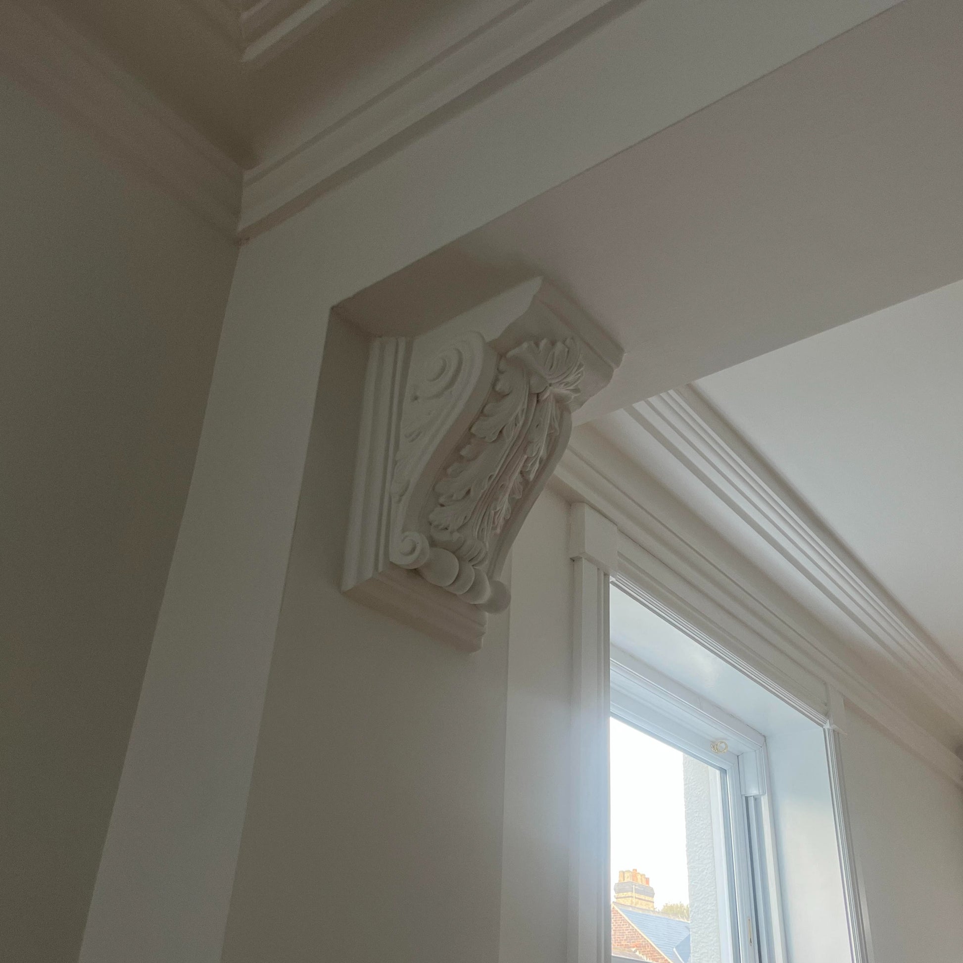 victorian plaster corbel fitten on pillar