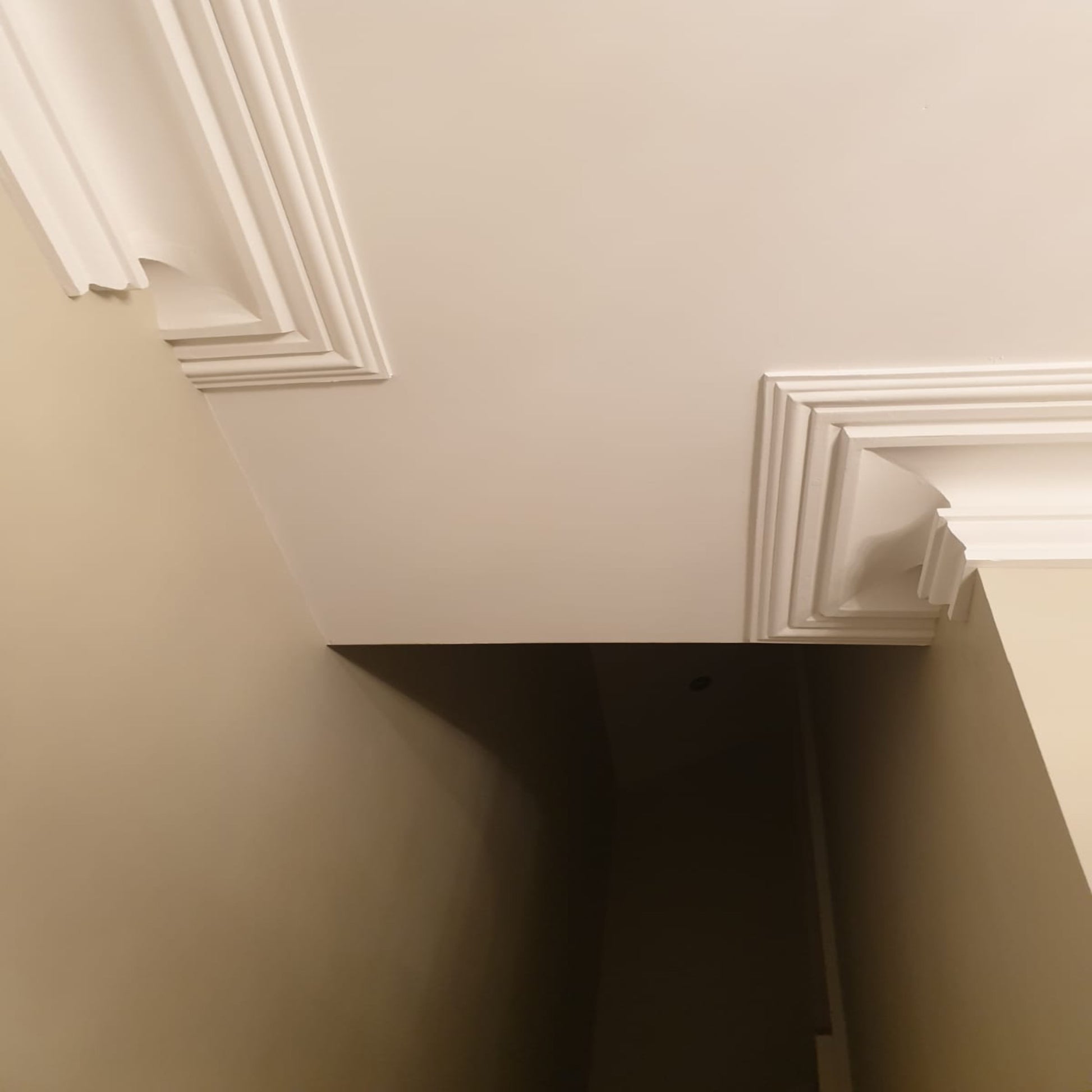 photo showing london swan neck cornice in hall way