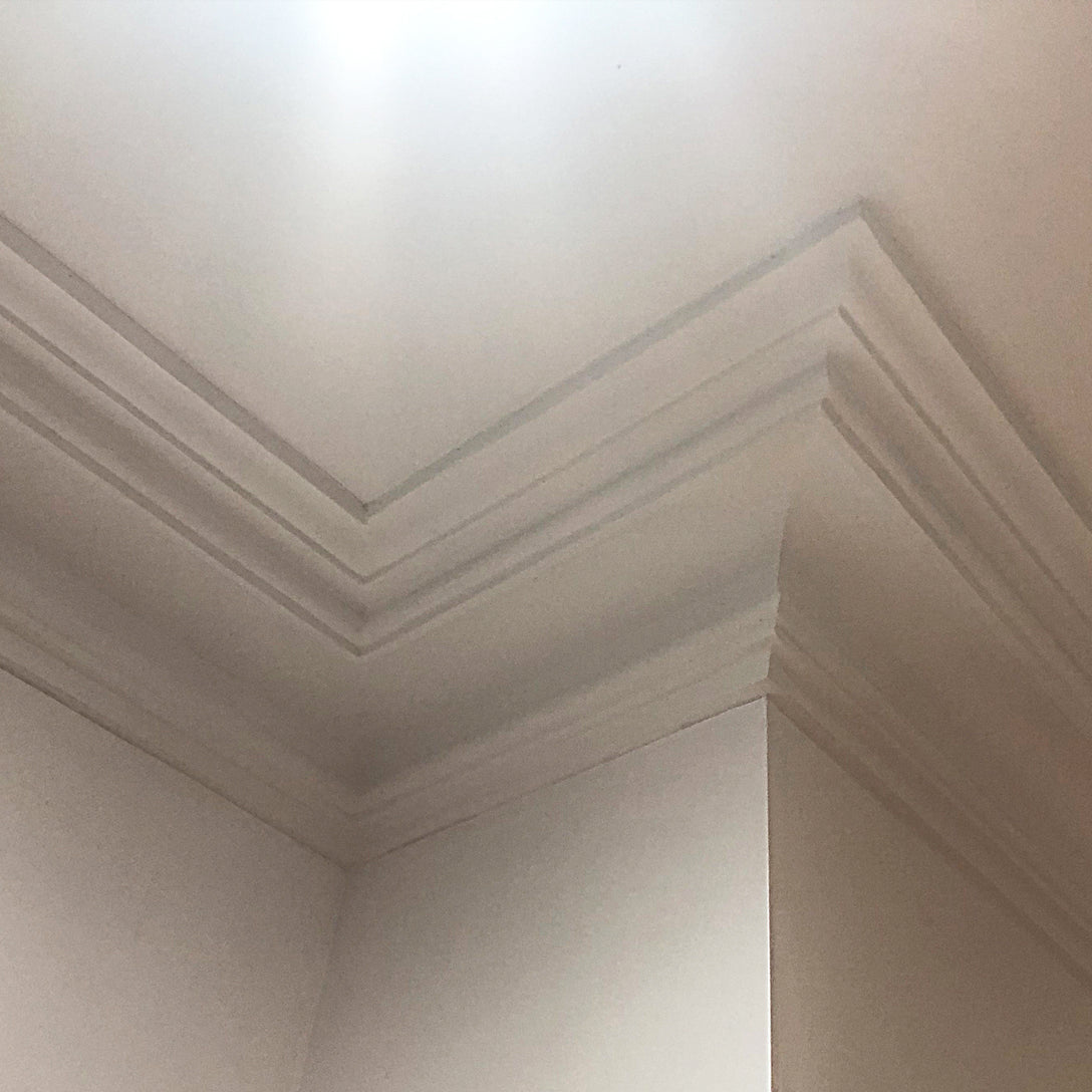 simple section of Swan Neck Plaster Coving in a white room 125mm L