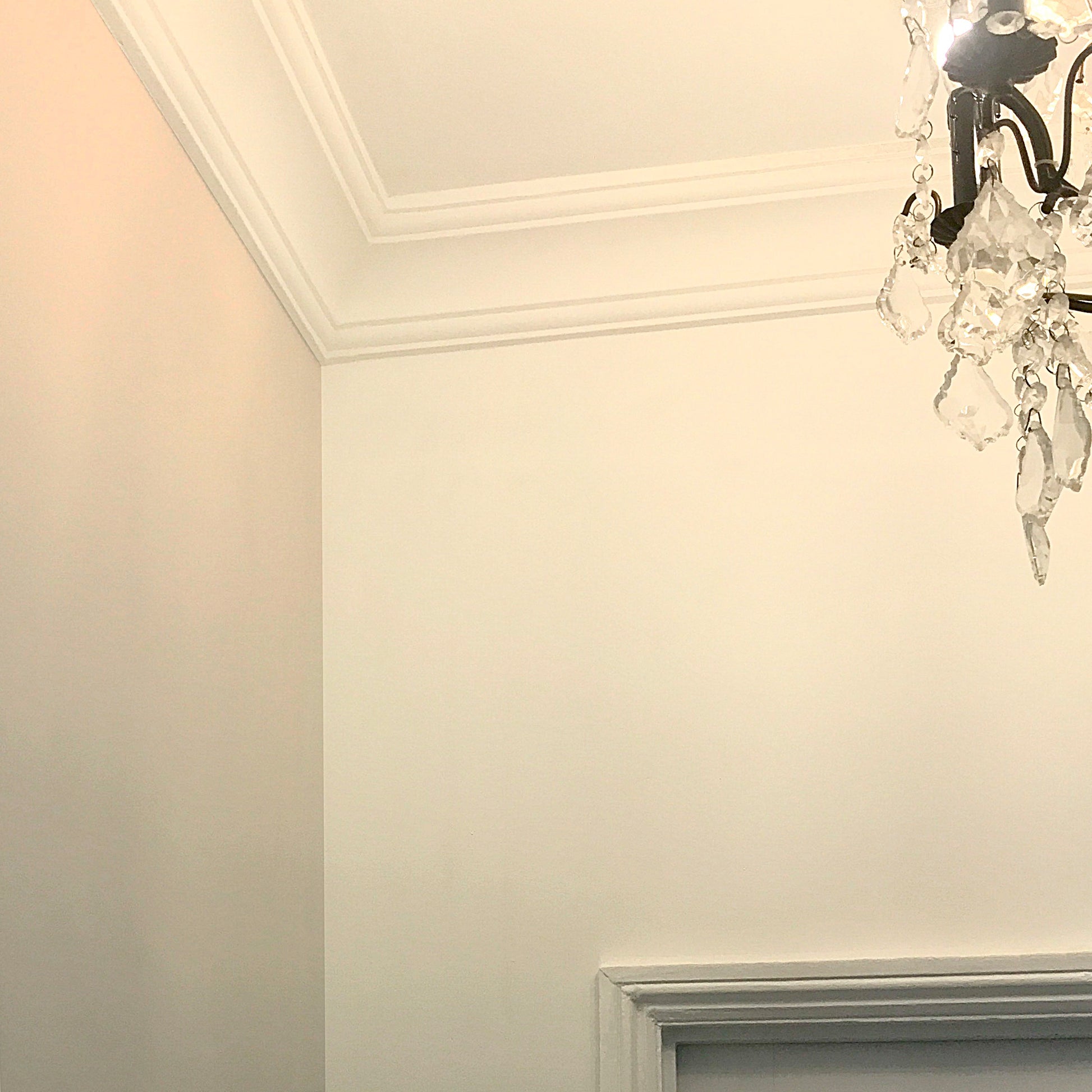 Plain Run cornice in room corner