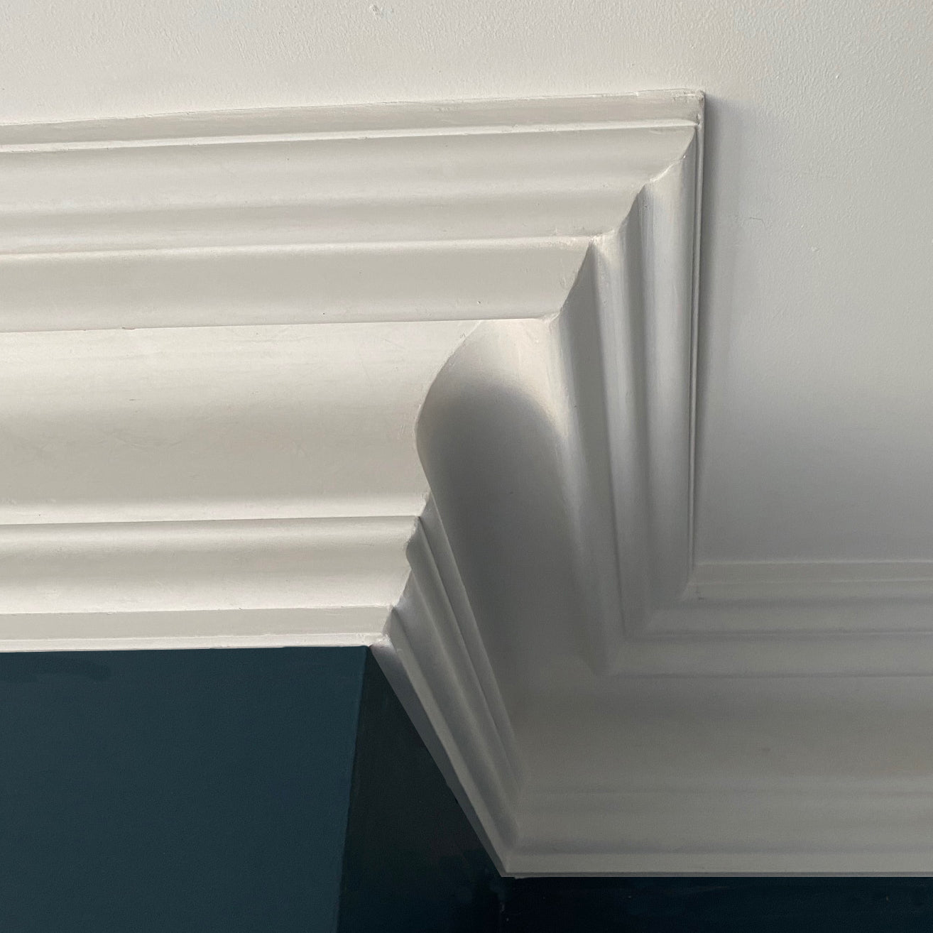 close up picture of Victorian Plaster cornice around a corner - 150MM 