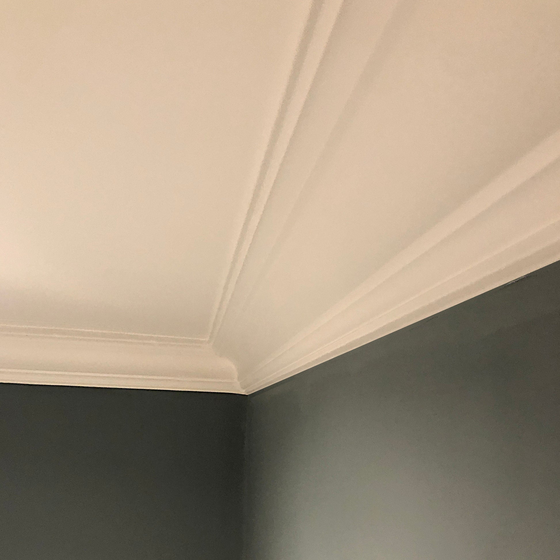 fitted classic plaster cornice in green room - 85MM