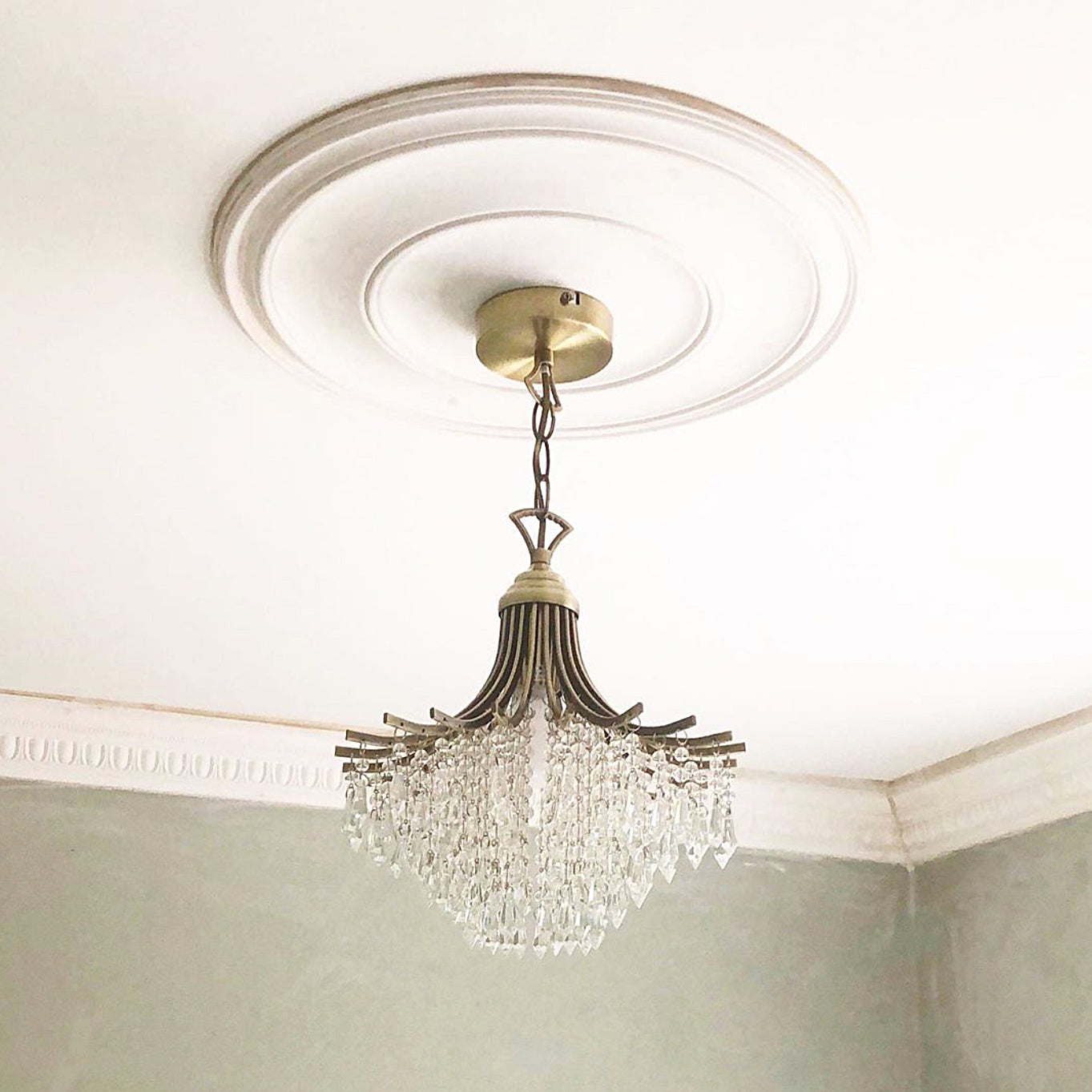Plain Spun Plaster Ceiling Rose with chandelier