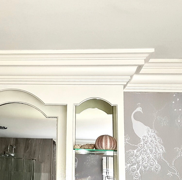 Large Regency cornice in natural lighting