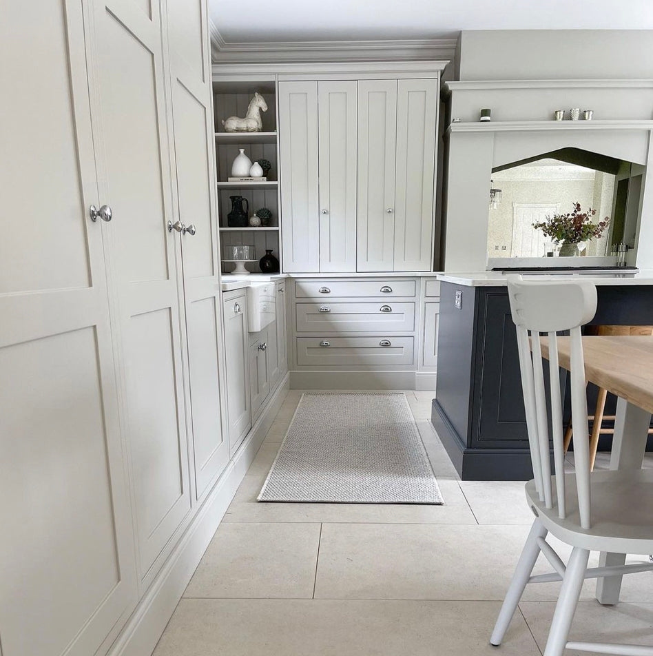 photo shows swan neck plaster coving fitted in a kitchen 