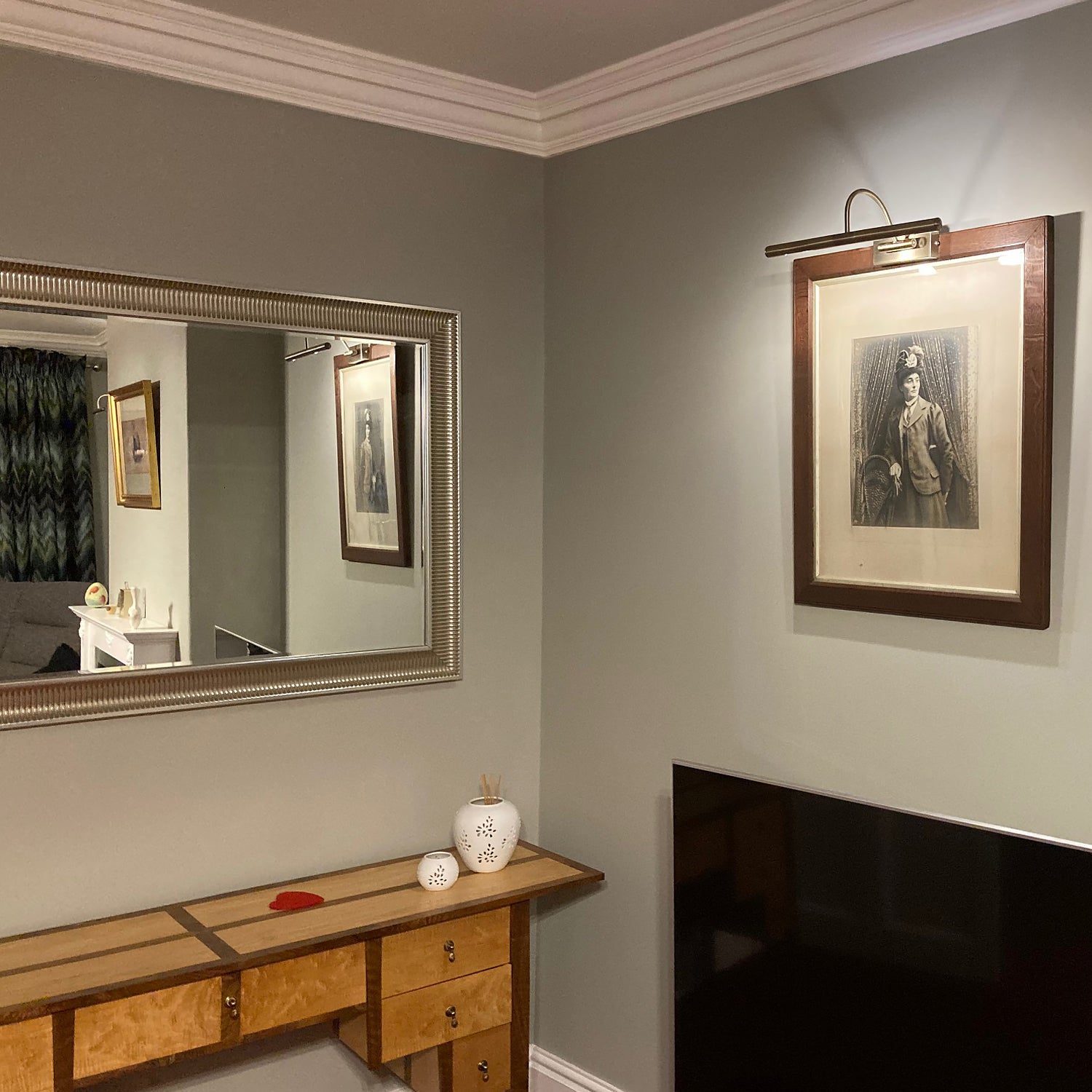 Regency Medium cornice displayed in study